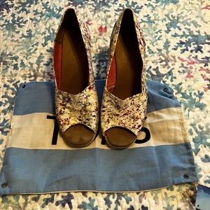 Excellent condition Toms. Women’s size 10
